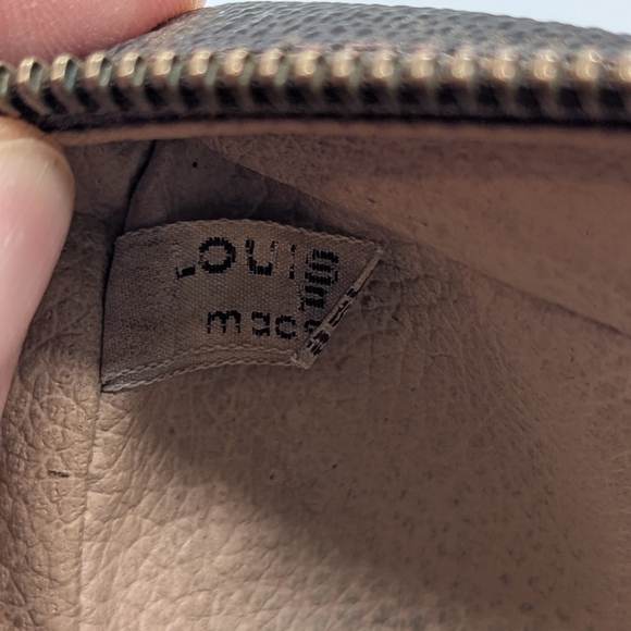 Louis Vuitton Monogram Toiletry Pouch 23 - Picture 9 of 10